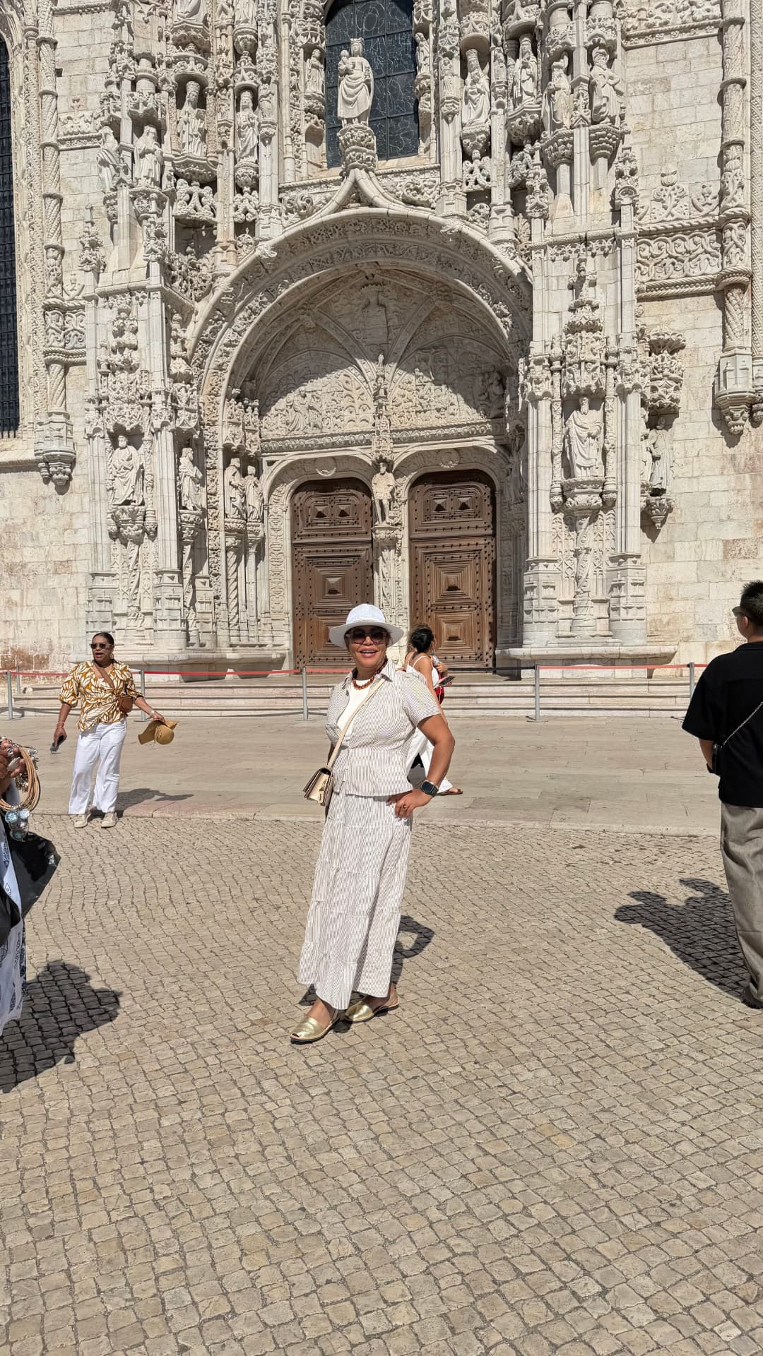 Clara Victoria con un conjunto de rayas frente al Monasterio de los Jerónimos en Lisboa