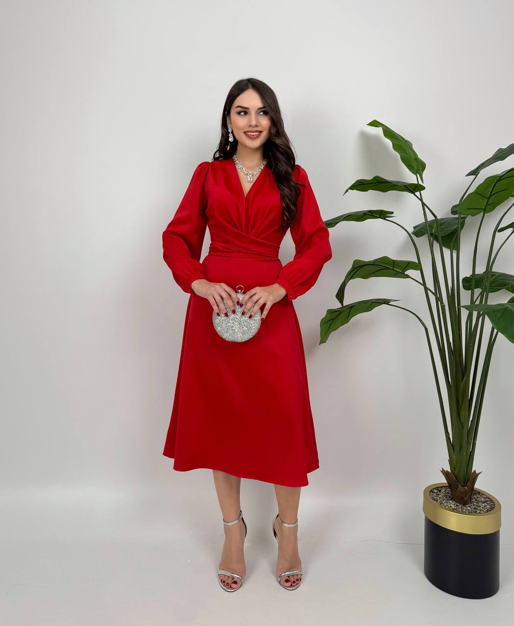 Vestido rojo de noche con clutch plateado de Clara Victoria