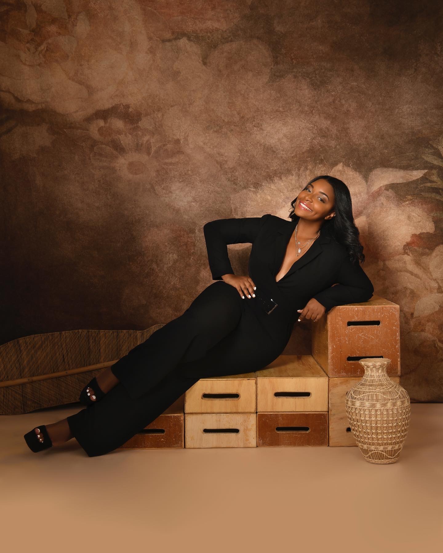 Editorial en jumpsuit negro de Clara Victoria